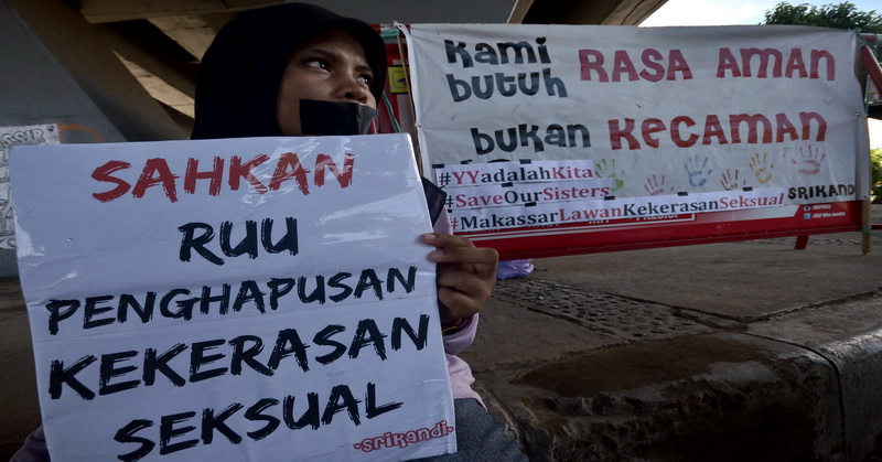 Pegiat  yang tergabung dalam Jaringan Muda Melawan Kekerasan Seksual melakukan aksi unjukrasa di bawah jembatan layang, Makassar, Sulawesi Selatan, Rabu (4/5). Aksi tersebut merupakan solidaritas serta bentuk kecaman terhadap perkosaan dan pembunuhan yang menimpa pelajar asal Bengkulu, almarhum Yuyun (14 tahun) dan mendesak pemerintah untuk segera mengesahkan payung hukum yang menjamin pencegahan dan perlindungan dari tindak kekerasan seksual. ANTARA FOTO/Dewi Fajriani/pd/16