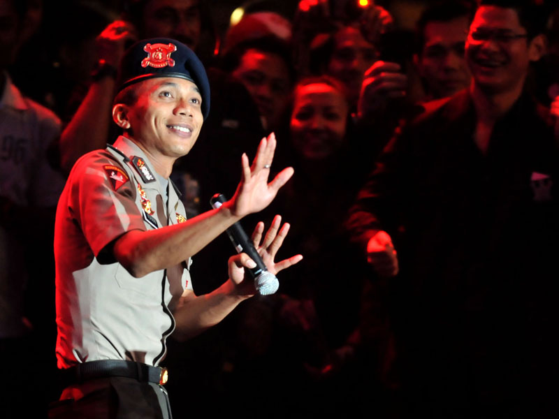 JAKARTA, 18/4 - BRIPTU NORMAN. Briptu Norman Kamaru kembali membawakan lagu India Chayya Chayya dalam penutupan pertandingan The Moment of Truth di PRJ Kemayoran, Jakarta, Minggu (17/4) malam. Briptu norman meraih popularitas setelah lebih dari sejuta orang menonton videonya menyanyi 'lypsinc' lagu India di situs Youtube.  FOTO ANTARA/Rosa Panggabean/Koz/Spt/11.