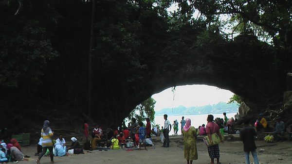 Liburan Seru di Pantai Karang Bolong