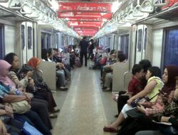 5 Tipe Penumpang Menyebalkan di Commuter Line