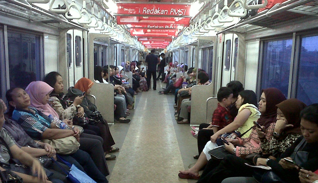 5 Tipe Penumpang Menyebalkan di Commuter Line