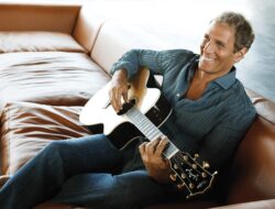 Michael Bolton Manjakan Fans dalam Konsernya