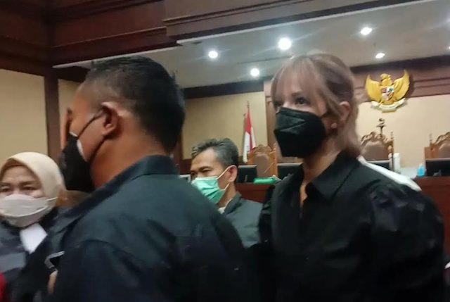 Nia Ramadhani Tampil Modis di Sidang Perdana, Ini Kata Pengacaranya