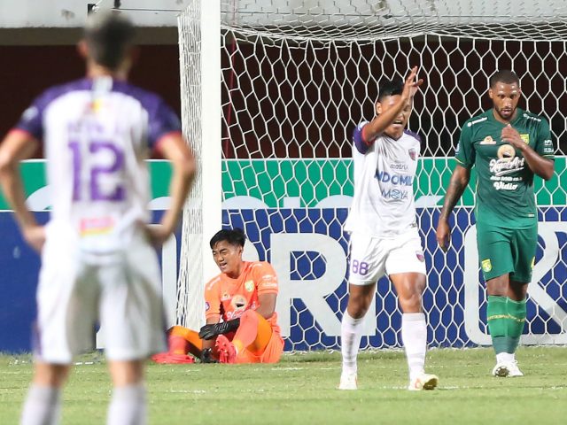 Pelatih Persebaya Berharap Cedera Kiper Andalannya Tidak Parah