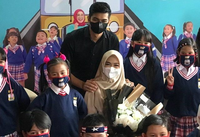 Ria Ricis Didukung Suami Isi OST Film Bus Om Bebek