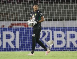 Saat Latihan Inti, Kiper Persebaya Terkapar dan Berkeringat Dingin