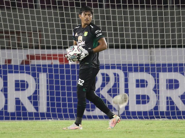 Saat Latihan Inti, Kiper Persebaya Terkapar dan Berkeringat Dingin