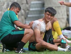 Siku Kanan Kiper Persebaya Berusia 19 tahun Masih Cedera