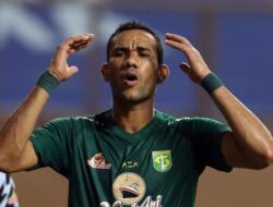 Soal Adem Ayem di Bursa Transfer, Pelatih Persebaya Enggan Komentar