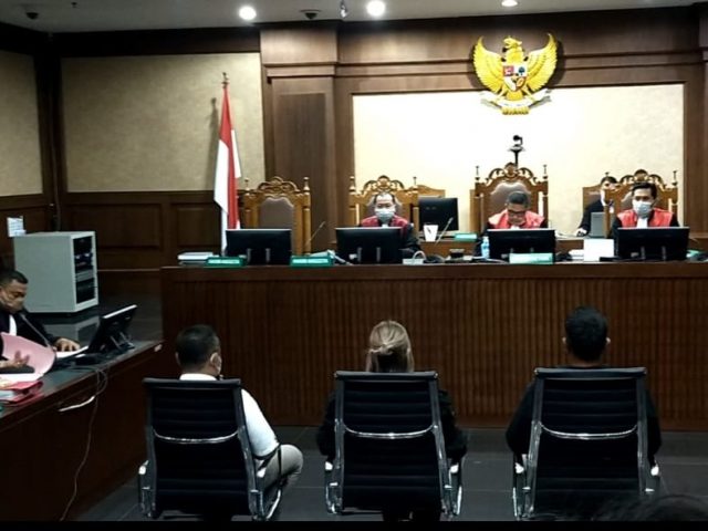 Terlambat Hadir Sidang, Nia Ramadhani-Ardi Bakrie Diwanti-wanti Hakim