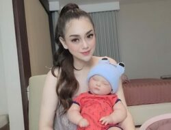 Celine Evangelista Pakaikan Baju dan Ajak Bicara Boneka-Bonekanya