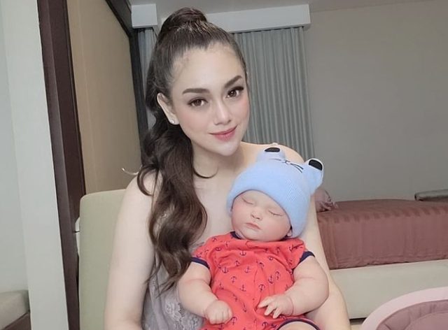 Celine Evangelista Pakaikan Baju dan Ajak Bicara Boneka-Bonekanya