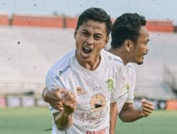 Tampil Dahsyat, Bikin Tiga Gol, Samsul Arif Bawa Persebaya Menang