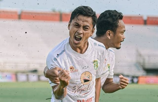 Tampil Dahsyat, Bikin Tiga Gol, Samsul Arif Bawa Persebaya Menang