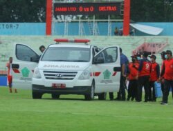 Laga Sangat Keras Lawan Deltras, Kiper Jambi United Dilarikan ke RS