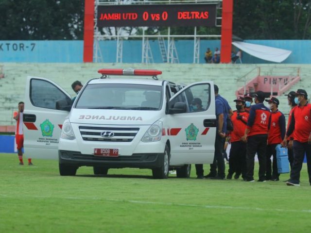 Laga Sangat Keras Lawan Deltras, Kiper Jambi United Dilarikan ke RS