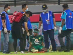 Pelipis Dapat 3 Jahitan, Bek Persebaya Mungkin Absen di Laga Berikut