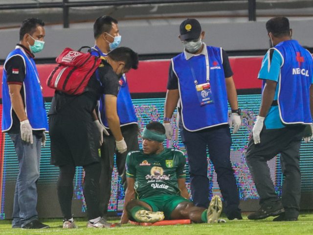 Pelipis Dapat 3 Jahitan, Bek Persebaya Mungkin Absen di Laga Berikut