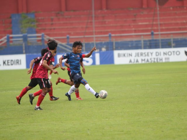 Pertama Diuntungkan, Kedua Merasa Dirugikan Wasit