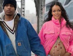 Rihanna dan Kekasihnya Umumkan Kehamilan Sambil Pamer Perut