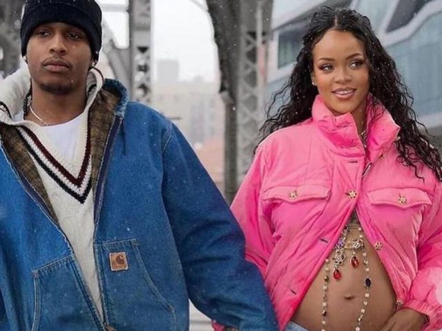 Rihanna dan Kekasihnya Umumkan Kehamilan Sambil Pamer Perut