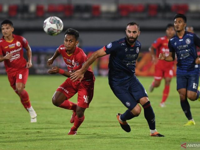 Sebuah Tendangan Salto Penyama Kedudukan, Bikin Arema Tetap di Puncak