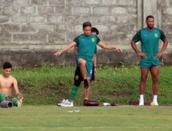 Jelang Laga Penting, Tak Ada Sisa Bek Kiri, Pelatih Persebaya Pusing