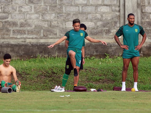 Jelang Laga Penting, Tak Ada Sisa Bek Kiri, Pelatih Persebaya Pusing