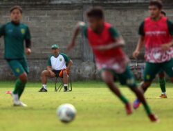 Jelang Lawan Bali, Pelatih Persebaya Panas dengan Komentar di Medsos