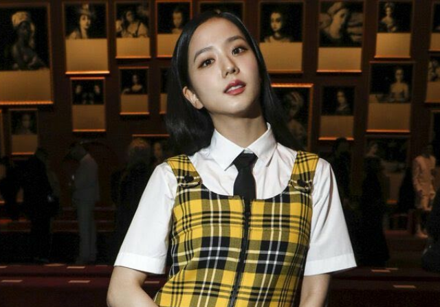 Jisoo BLACKPINK Disambut Antusias Penggemar di Paris Fashion Week