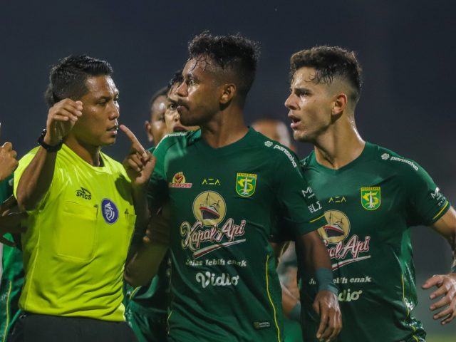 Protes Keras Wasit, Pelatih Persebaya: Itu Seribu Persen Penalti