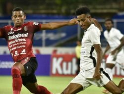 Persebaya Memilih Mundur dalam Perburuan Bek Persipura Wulf Horota