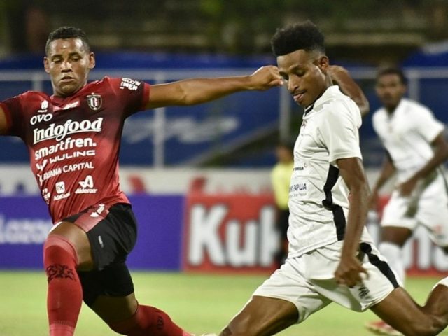 Persebaya Memilih Mundur dalam Perburuan Bek Persipura Wulf Horota