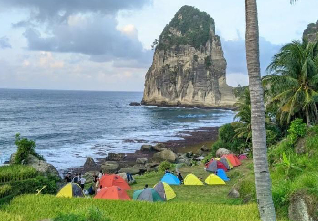 Enam Wisata Pantai Pacitan Terbaru: Tiket Masuk, Daya Tarik dan Lokasi