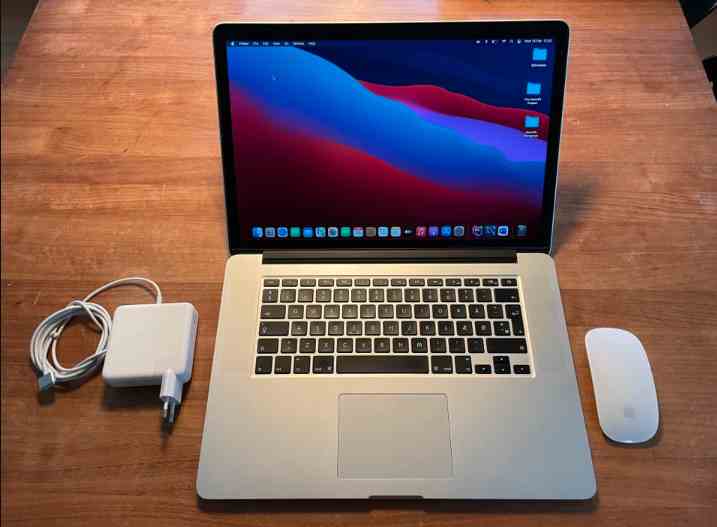 MacBook Air 15 Inci