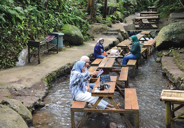 Melepas Penat di Wisata Sumber Biru Wonosalam