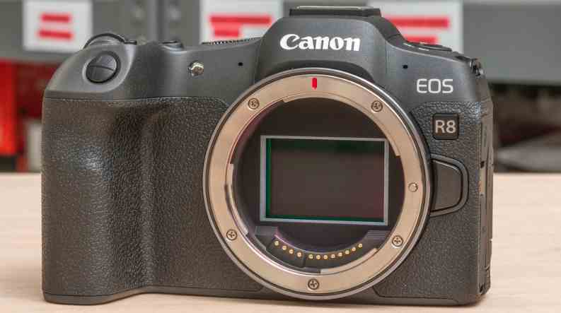 EOS R8