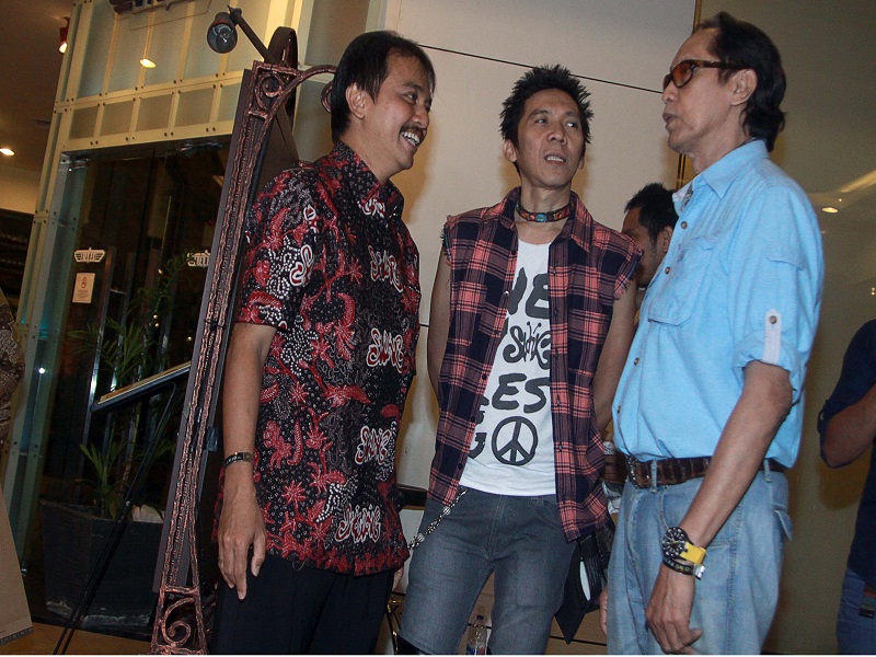 Menteri Pemuda dan Olahraga Roy Suryo (kiri) berbincang dengan Drummer grup band Slank Bim-Bim (tengah) dan Budayawan Setiawan Djody (kanan) sebelum konser 30 tahun grup band Slank di Hotel Sultan, Jaksel, Jumat (13/12).