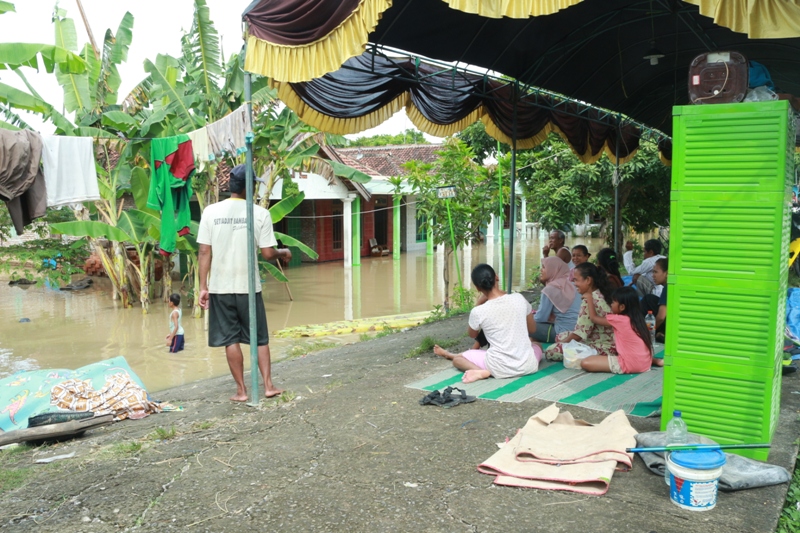 Para Pengungsi di Desa Pencol