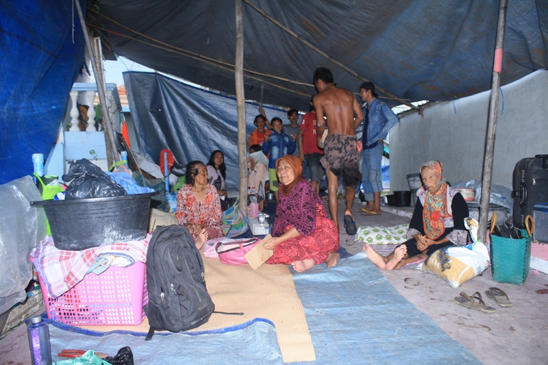 KOrban Banjir di desa Tanggul Banaran yang sedang mengungsi