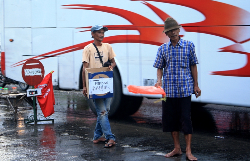 Korban Banjir tanggul Banaran Meminta Sumbangan , karena lambatnya bantuan dari Pemda Setelmba