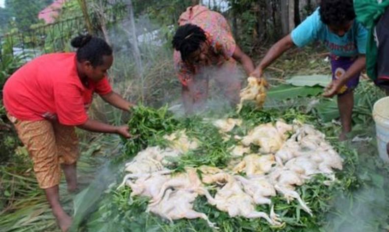 Menyambut Bulan Ramadhan Muslim Wawena Bakar Batu 