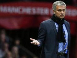 Wenger sindir Mourinho