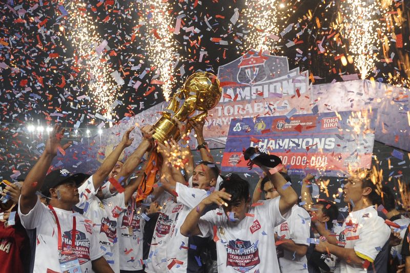 Pemain dan ofisial Arema Cronus mengangkat trofi juara Piala Bhayangkara di Stadion Utama Gelora Bung Karno, Jakarta, Minggu (3/4)