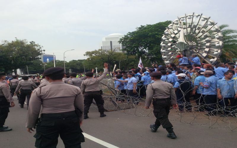 bentrok depan istana