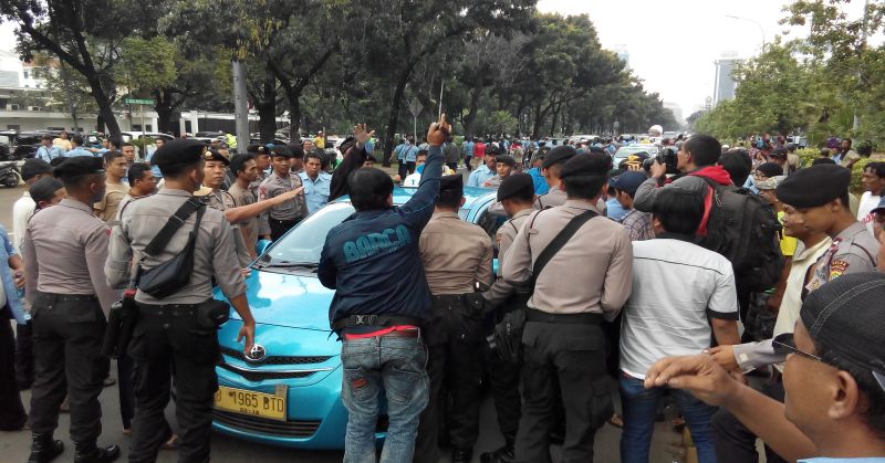 demo supir taksi