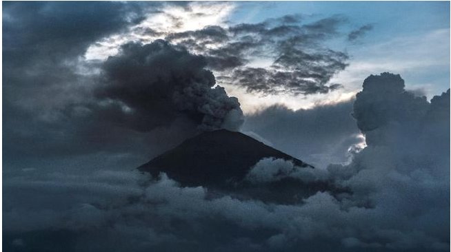 gunung agung meletus