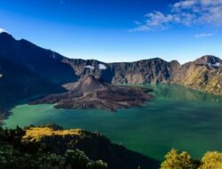 Anak Gunung Rinjani meletus