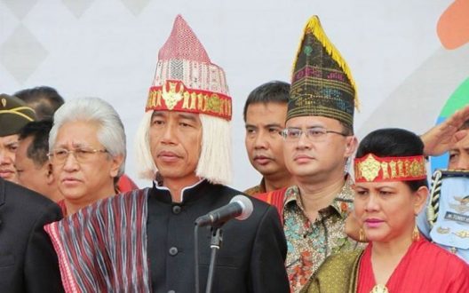 Topi Presiden Jokowi mirip Wig