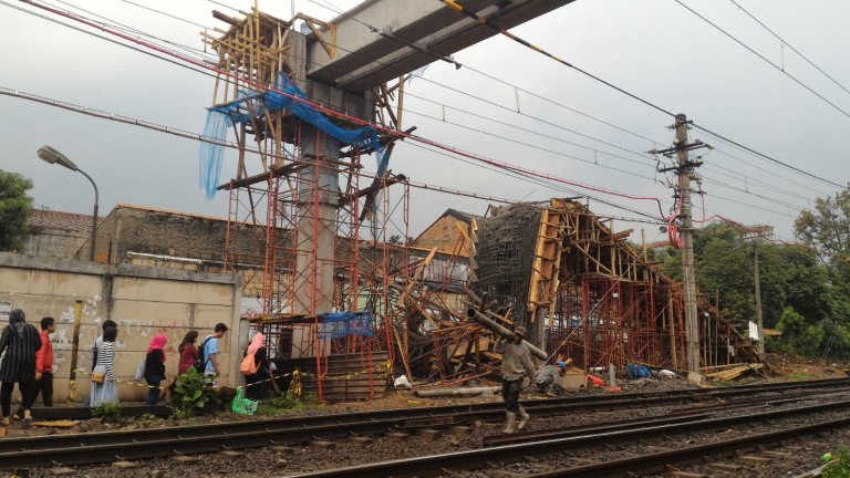 Jembatan Penyeberangan di Pasar Minggu roboh